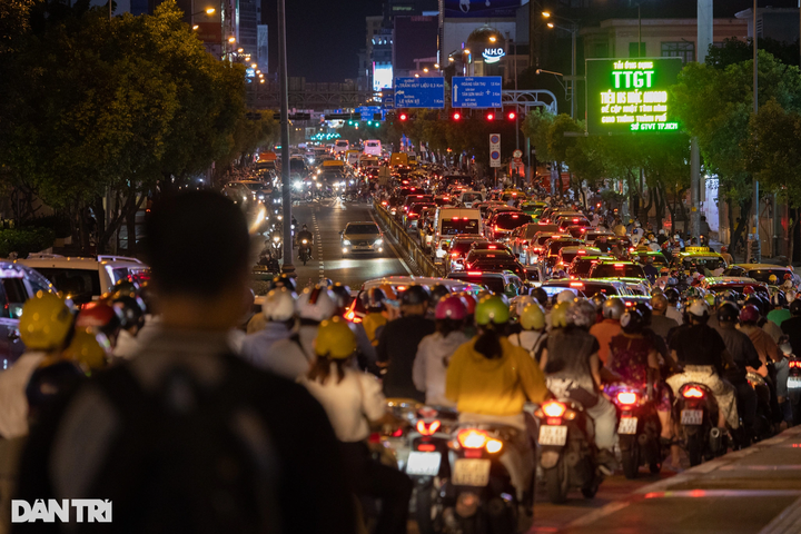 HCM City streets face serious congestion ahead of Tet Holiday - 5