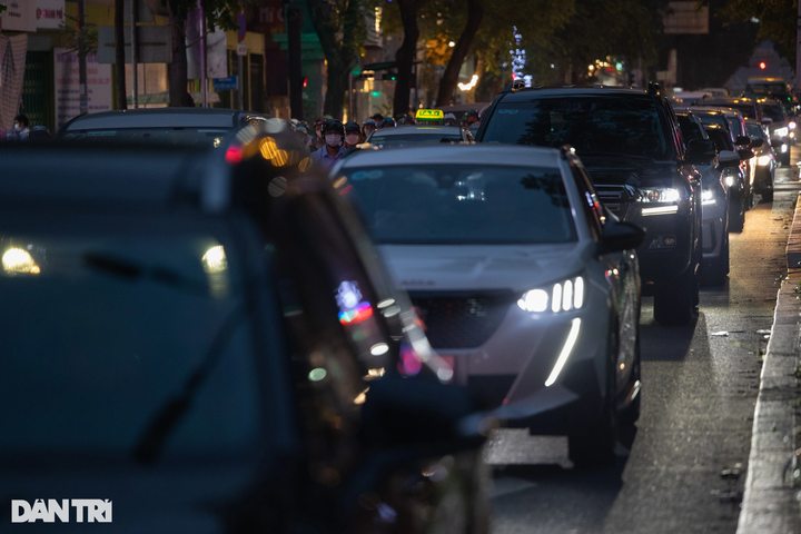 HCM City streets face serious congestion ahead of Tet Holiday - 8