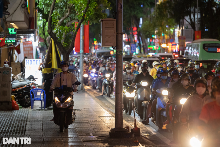 HCM City streets face serious congestion ahead of Tet Holiday - 4