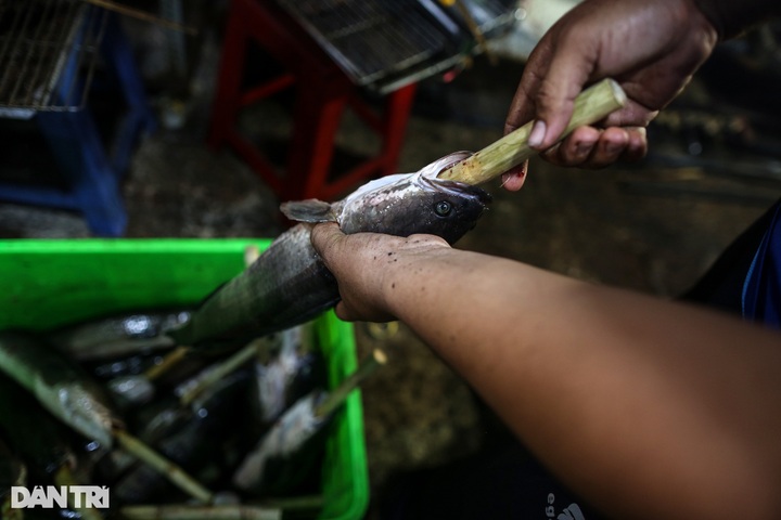Grilled snakehead fish street busy for God of Wealth Day - 3 Grilled snakehead fish street busy for God of Wealth Day - 3