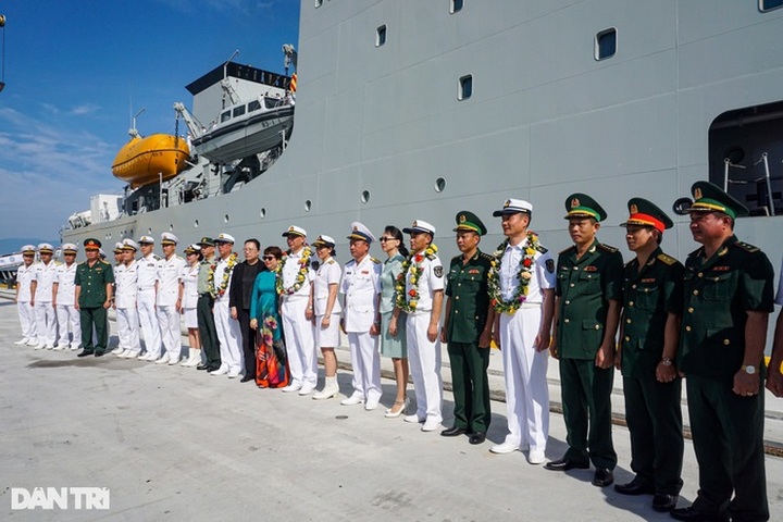 Chinese navy ship visits Danang - 1