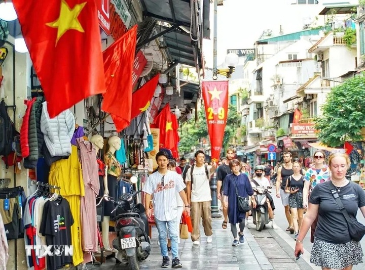 Hanoi welcomes 4.45 million foreign visitors so far - 1 Hanoi welcomes 4.45 million foreign visitors so far - 1