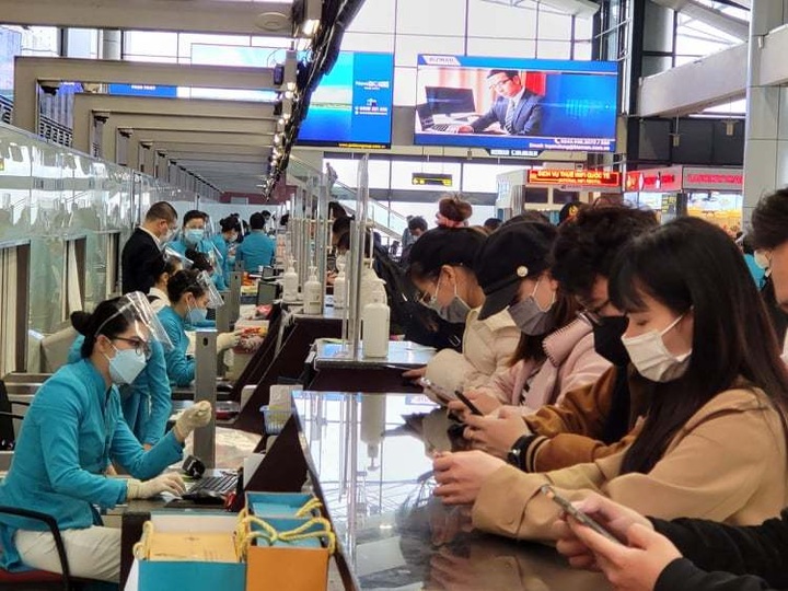 Air tickets soar for HCM City post-holiday return flights - 1
