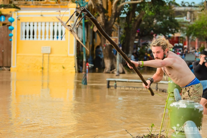 Foreign tourists clean up Hoi An after Storm Noru - 5 Foreign tourists clean up Hoi An after Storm Noru - 5