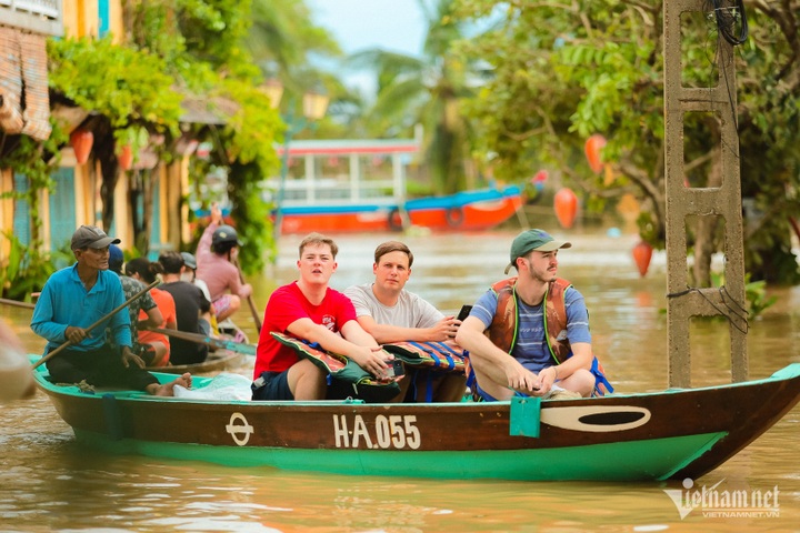 Foreign tourists clean up Hoi An after Storm Noru - 2 Foreign tourists clean up Hoi An after Storm Noru - 2