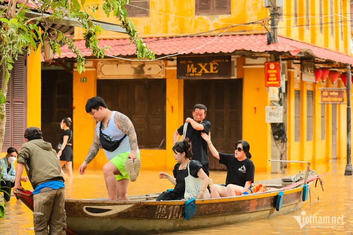 Foreign tourists clean up Hoi An after Storm Noru - 6 Foreign tourists clean up Hoi An after Storm Noru - 6