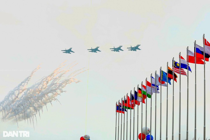 Impressive performance of Su-30MK2 fighters at Vietnam International Defence Expo 2022 - 6
