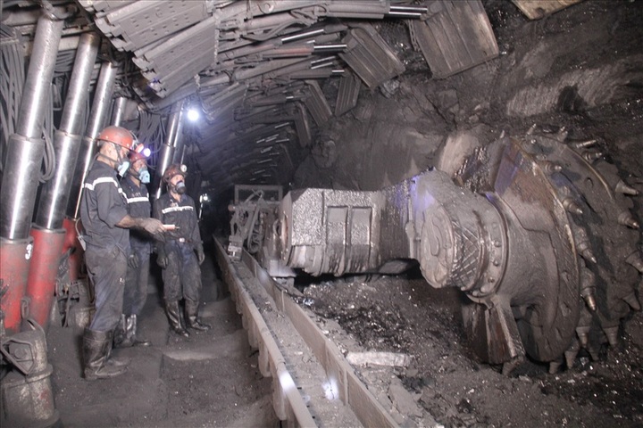 Thousands of Quang Ninh miners finally get home - 1