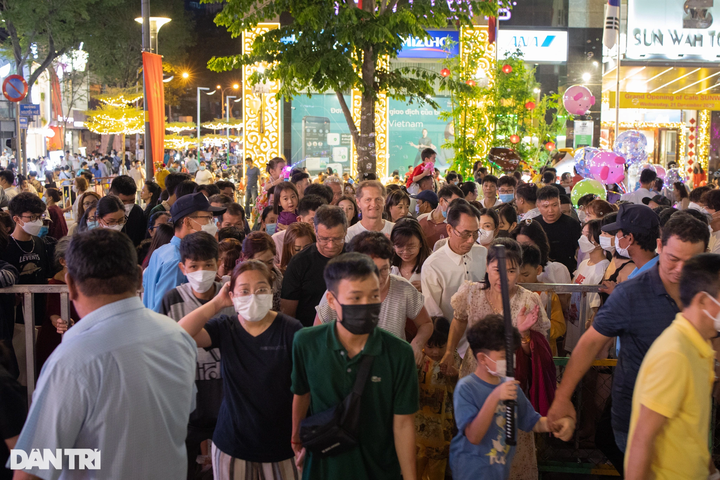 HCM City Flower Street inauguration attracts big crowd - 5