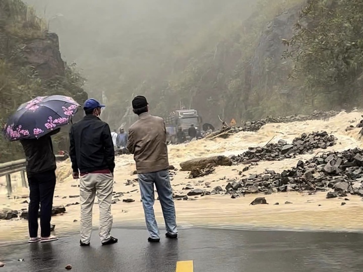 Landslides block Nha Trang-Dalat road - 1