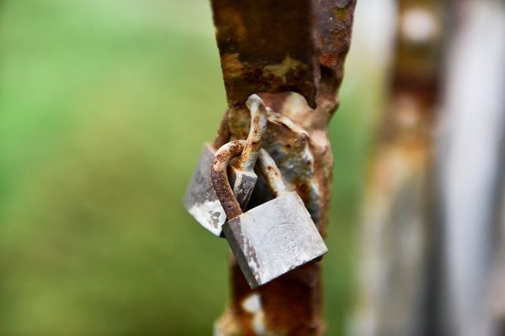 Long Bien Bridge turned into dating site with love locks - 5