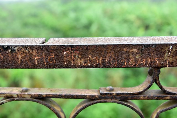 Long Bien Bridge turned into dating site with love locks - 2