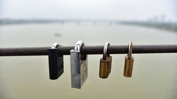 Long Bien Bridge turned into dating site with love locks - 3