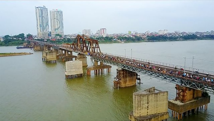 Long Bien Bridge turned into dating site with love locks - 1