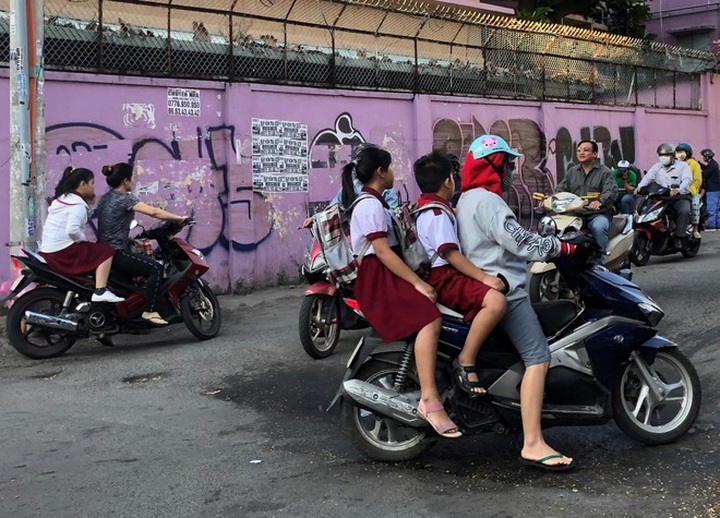 Children helmet law violation common in HCM City - 5