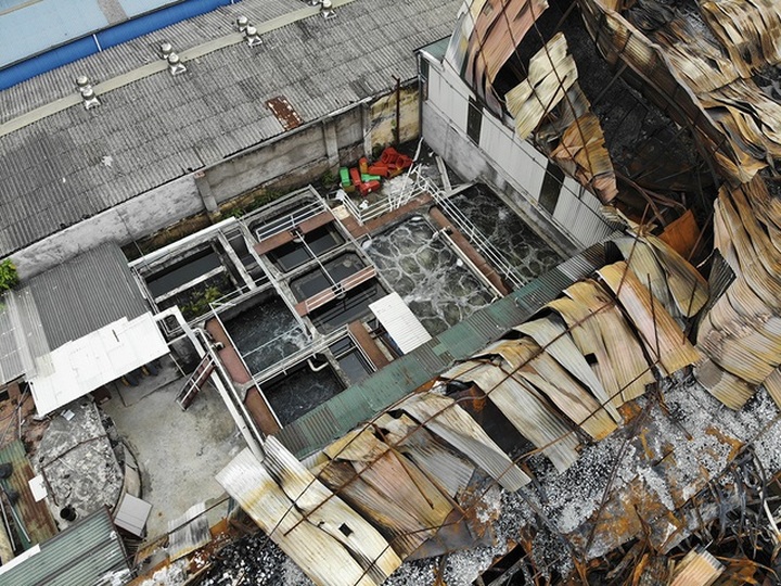 Detoxification work at Hanoi burnt-down light bulb firm begins - 7