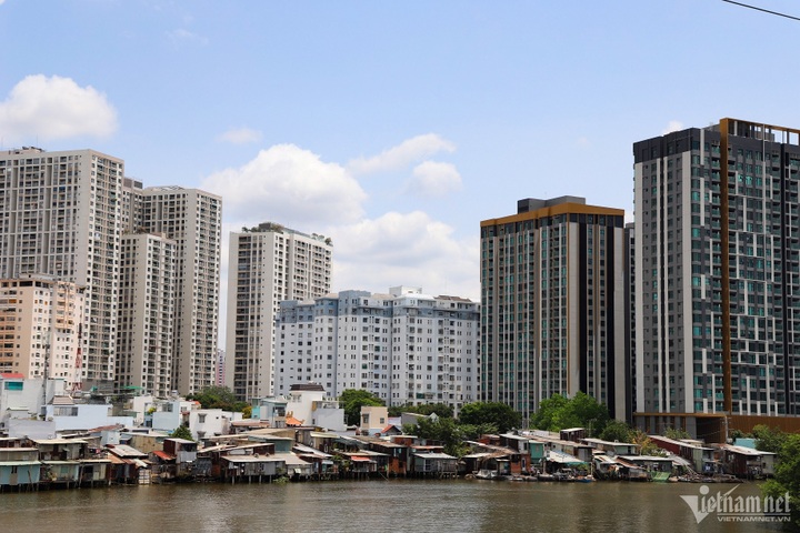 HCM City struggles to clear poor housing along polluted canals - 6