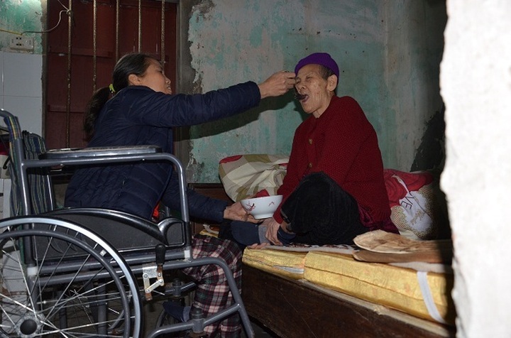 Disabled woman struggles to take care of ill mother - 2 Disabled woman struggles to take care of ill mother - 2