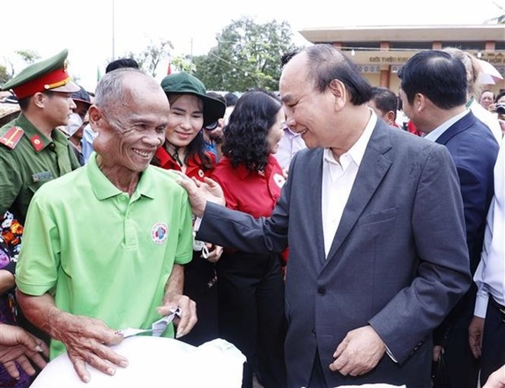 President presents Tet gifts to poor, disadvantaged households in Kien Giang - 1