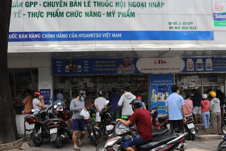 People rush to buy food and medicines in HCM City - 4