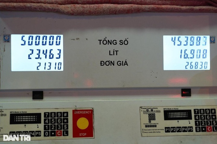Hanoians rush to buy petrol due to impending price rise - 11
