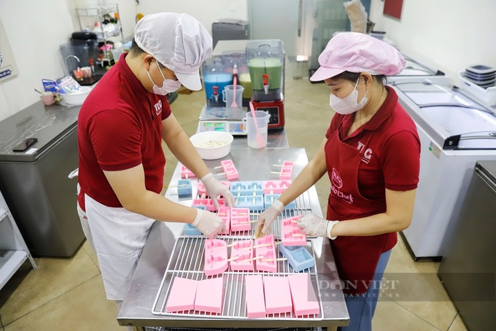 Man makes Hanoi landmark ice creams - 5