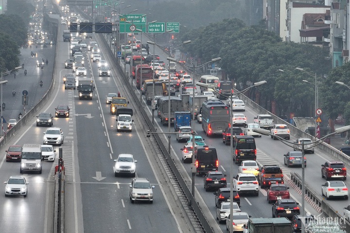 Hanoi police struggle with Tet traffic jams - 2