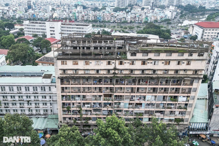 HCM City dormitory suffers severe deterioration - 1
