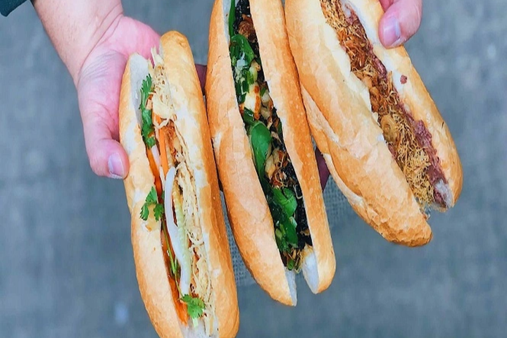 CNN names Vietnamese banh mi among top 24 best sandwiches globally - 1