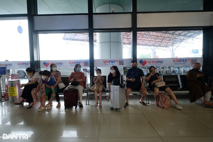 Noi Bai International Airport crowded ahead of national holiday - 5