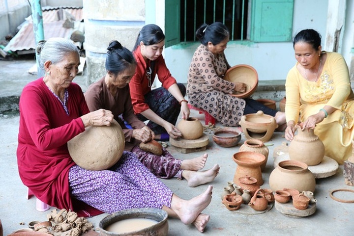 UNESCO honours Vietnam’s art of pottery making of Cham people - 2 UNESCO honours Vietnam’s art of pottery making of Cham people - 2