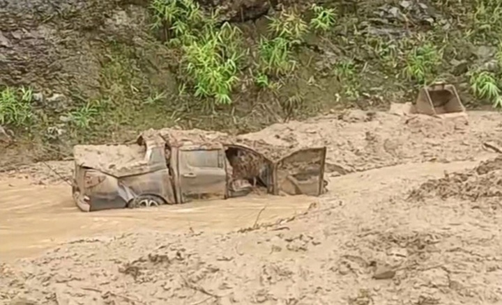 One person dies, hundreds isolated following Ha Giang landslide - 1