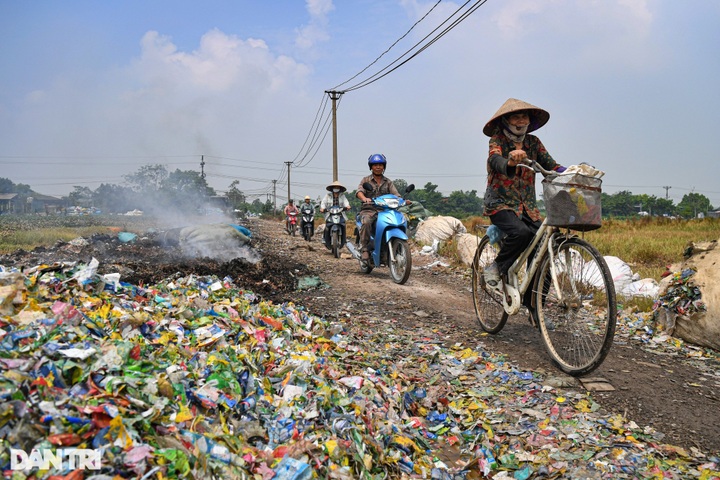 Hanoi villagers suffer plastic recycling business - 10