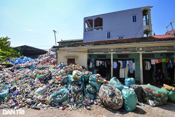 Hanoi villagers suffer plastic recycling business - 5