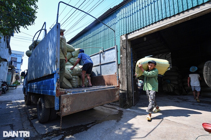 Hanoi villagers suffer plastic recycling business - 11
