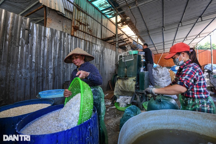 Hanoi villagers suffer plastic recycling business - 6
