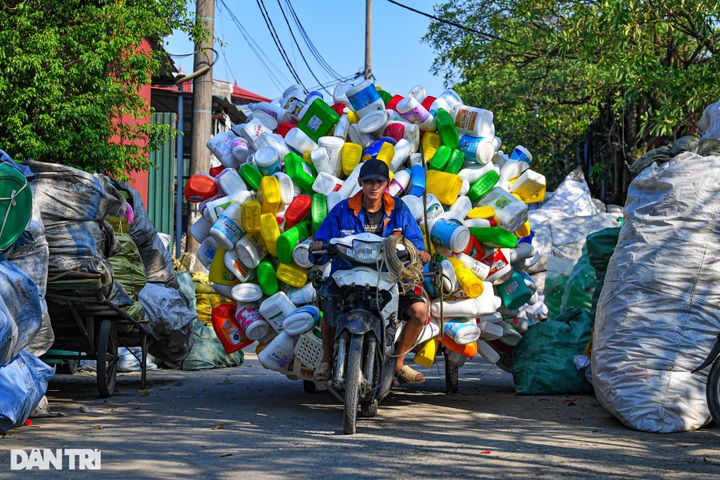Hanoi villagers suffer plastic recycling business - 3