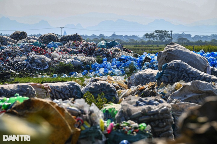 Hanoi villagers suffer plastic recycling business - 4