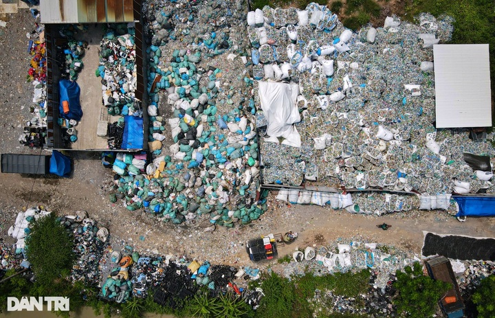 Hanoi villagers suffer plastic recycling business - 13
