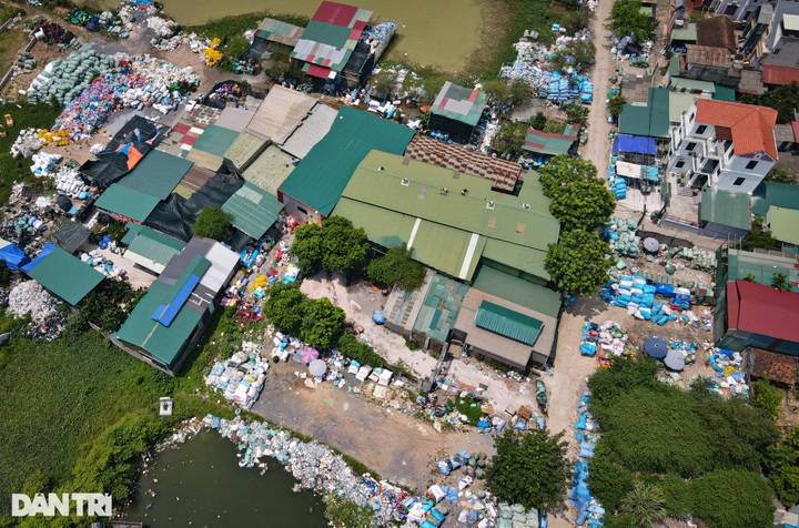Hanoi villagers suffer plastic recycling business - 2