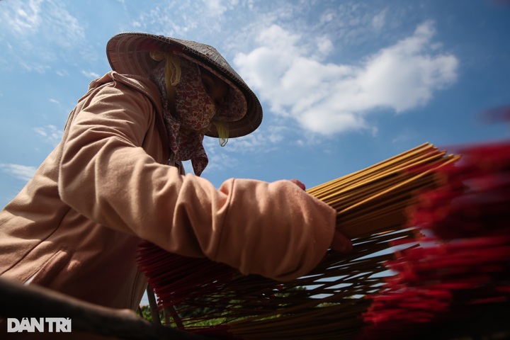 HCM City’s incense-making village preparing for Tet - 6 HCM City’s incense-making village preparing for Tet - 6