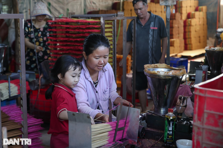 HCM City’s incense-making village preparing for Tet - 9 HCM City’s incense-making village preparing for Tet - 9