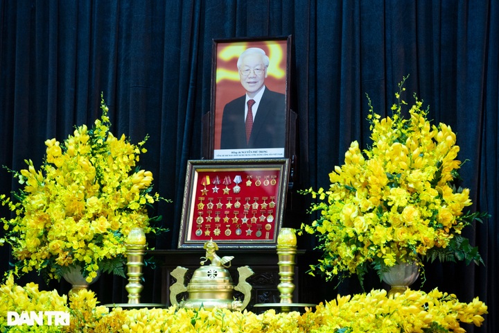 Thousands pay respects to late Party General Secretary - 1 Thousands pay respects to late Party General Secretary - 1