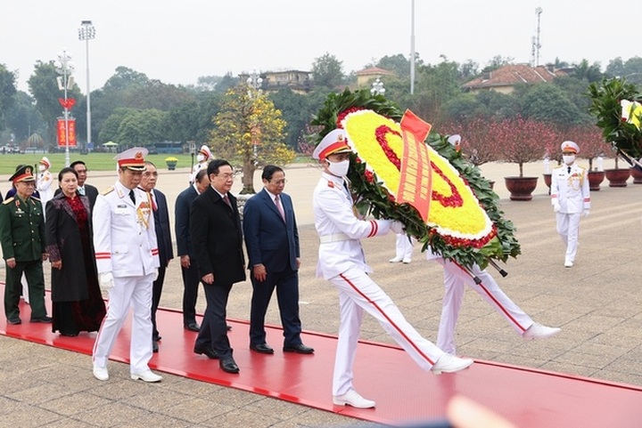 State leaders pay tribute to President Ho Chi Minh ahead of Tet - 2