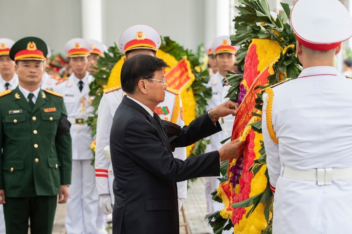 Foreign guests pay tribute to party leader Nguyen Phu Trong - 4