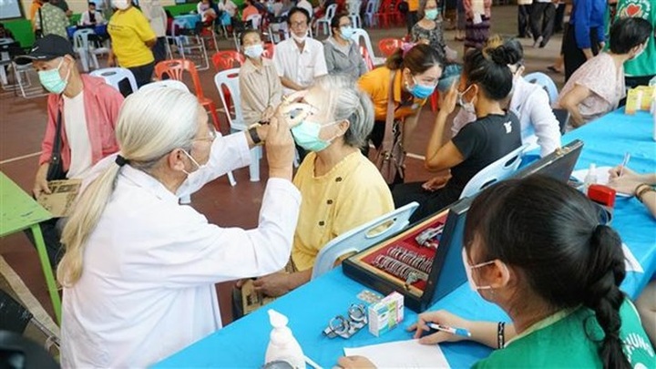 Vietnamese doctors provide free health check-ups, medicines for needy people in Laos - 1