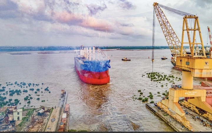 Largest made-in-Vietnam bulk carrier launched - 1