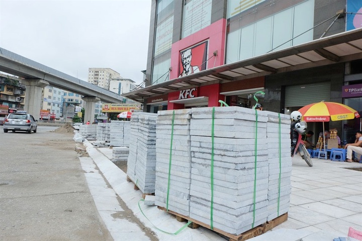 About 100 Hanoi streets will have pavement replaced with natural stones - 1