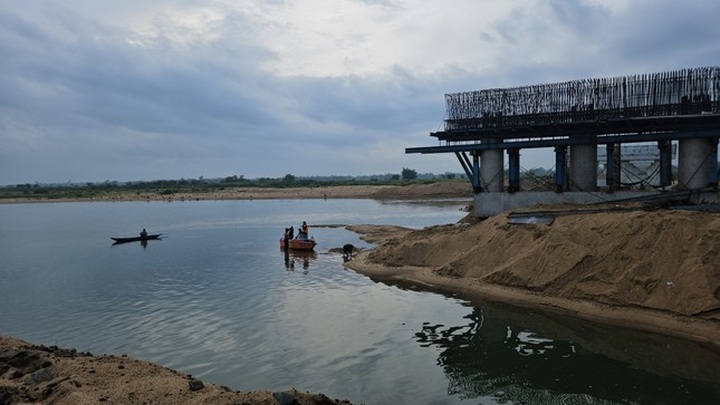 One dead, two missing after Phu Yen boat accident - 1
