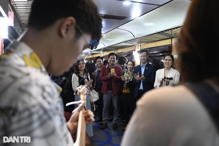 Tourist train services launched in Hanoi - 3